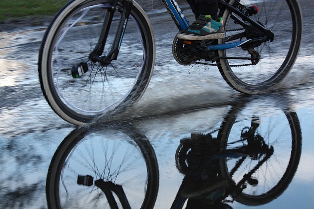 vélo électrique sous la pluie