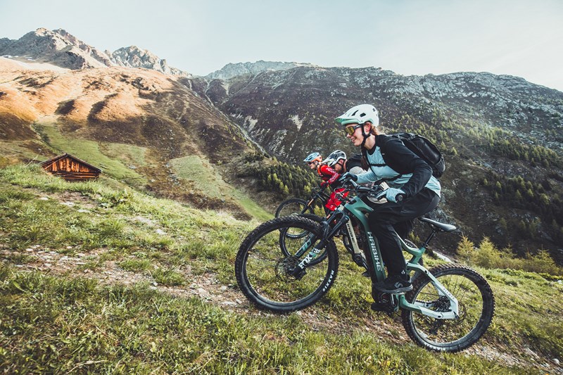 VTT électrique en montée