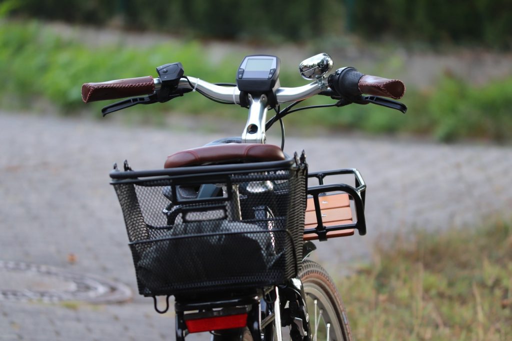 Vélo électrique avec panier