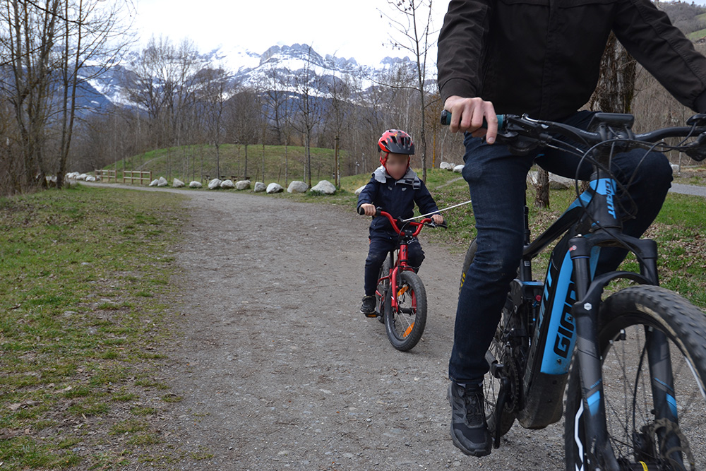 Traction enfant avec vélo électrique