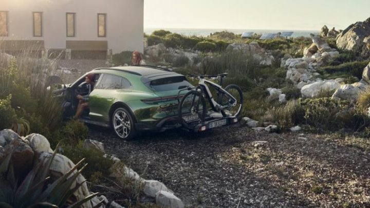 Voiture Porsche avec vélo électrique