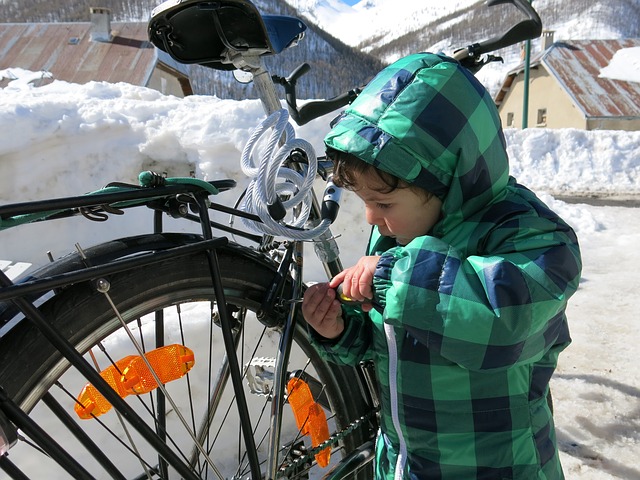 Enfant réparation vélo