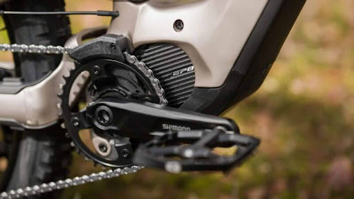 Pédalier Shimano et moteur d'un vtt électrique